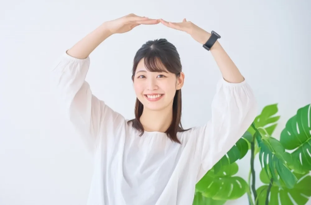 ピラティススタジオの通いやすさを表現する女性