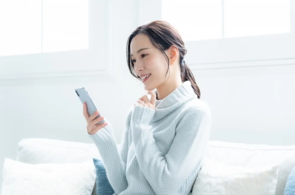 Webから簡単に予約している女性